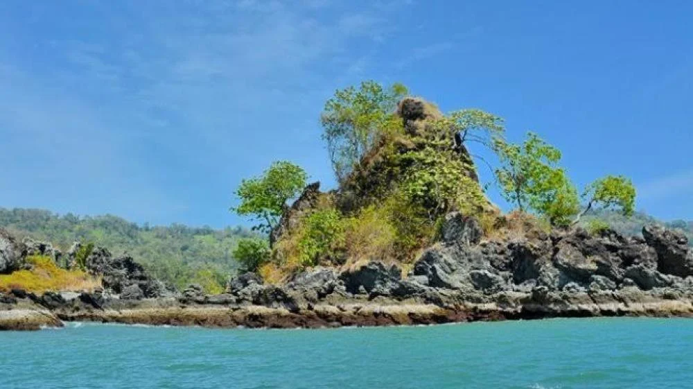 Pulou Kunti atau pantai pasir Putih Geopark Ciletuh